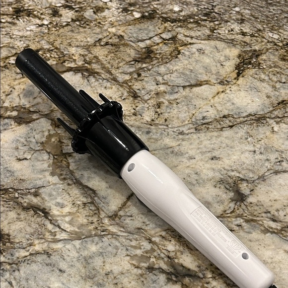 KISS Instawave Deluxe Automatic Rotating Curling Iron - Picture 3 of 4